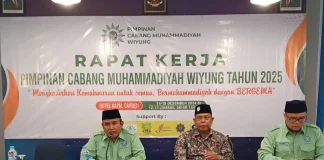 Ketua PDM Surabaya Dr H M. Ridlwan MPd (tengah) membuka Rakerpim PCM Wiyung di Hotel Kapal Garden Malang, 14-15 Desember 2024. (Ali/KLIKMU.CO)