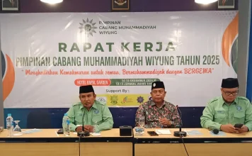 Ketua PDM Surabaya Dr H M. Ridlwan MPd (tengah) membuka Rakerpim PCM Wiyung di Hotel Kapal Garden Malang, 14-15 Desember 2024. (Ali/KLIKMU.CO)