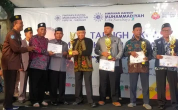 Mantan Ketua Umum PP Muhammadiyah 2005-2015, Din Syamsuddin didampingi Dr Ridwan MPd Ketua Umum PDM Surabaya Memberikan Piala Juara 1 CRM Award 2024 PDM Surabaya kepada Ketua PCM Wiyung.