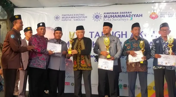 PCM Wiyung Raih 3 Prestasi CRM Award 2024 PDM Surabaya Mantan Ketua Umum PP Muhammadiyah 2005-2015, Din Syamsuddin didampingi Dr Ridwan MPd Ketua Umum PDM Surabaya Memberikan Piala Juara 1 CRM Award 2024 PDM Surabaya kepada Ketua PCM Wiyung.