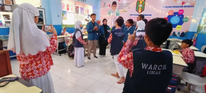 Wartawan Cilik SDM Limas Saat Wawancara Dengan Mahasiswa Universitas Airlangga Surabaya tentang Pembuatan Es Krim Bahan Xylitol dan Daun Kelor Unair di Ruang Kelas 5