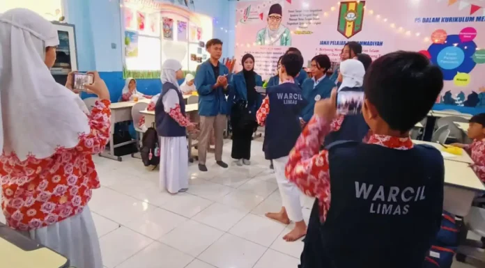 Wartawan Cilik SDM Limas Saat Wawancara Dengan Mahasiswa Universitas Airlangga Surabaya tentang Pembuatan Es Krim Bahan Xylitol dan Daun Kelor Unair di Ruang Kelas 5