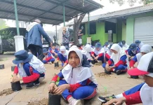 Antusias Peserta PLK kelas 4 SD Muhammadiyah 15 Surabaya (SDM Limas) Saat Belajar Menanam Tanaman di Perkebunan Puspa Lebo