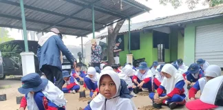 Antusias Peserta PLK kelas 4 SD Muhammadiyah 15 Surabaya (SDM Limas) Saat Belajar Menanam Tanaman di Perkebunan Puspa Lebo