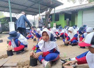 Antusias Peserta PLK kelas 4 SD Muhammadiyah 15 Surabaya (SDM Limas) Saat Belajar Menanam Tanaman di Perkebunan Puspa Lebo