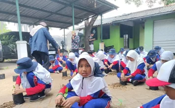 Antusias Peserta PLK kelas 4 SD Muhammadiyah 15 Surabaya (SDM Limas) Saat Belajar Menanam Tanaman di Perkebunan Puspa Lebo