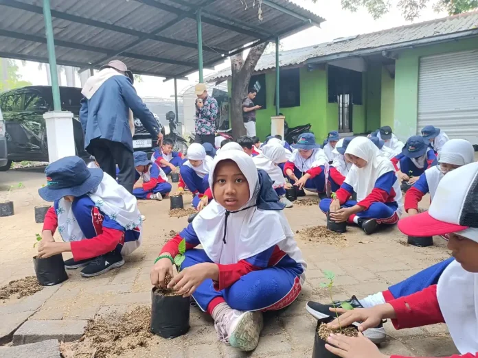 Antusias Peserta PLK kelas 4 SD Muhammadiyah 15 Surabaya (SDM Limas) Saat Belajar Menanam Tanaman di Perkebunan Puspa Lebo