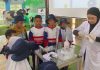 Suasana peserta factory visit SD Muhammadiyah 15 Surabaya (SDM Limas) kelas 3 yang melihat proses pengolahan susu di Wisata Edukasi Susu Batu (WESB).