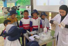 Suasana peserta factory visit SD Muhammadiyah 15 Surabaya (SDM Limas) kelas 3 yang melihat proses pengolahan susu di Wisata Edukasi Susu Batu (WESB).