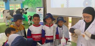 Suasana peserta factory visit SD Muhammadiyah 15 Surabaya (SDM Limas) kelas 3 yang melihat proses pengolahan susu di Wisata Edukasi Susu Batu (WESB).