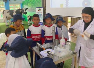 Suasana peserta factory visit SD Muhammadiyah 15 Surabaya (SDM Limas) kelas 3 yang melihat proses pengolahan susu di Wisata Edukasi Susu Batu (WESB).