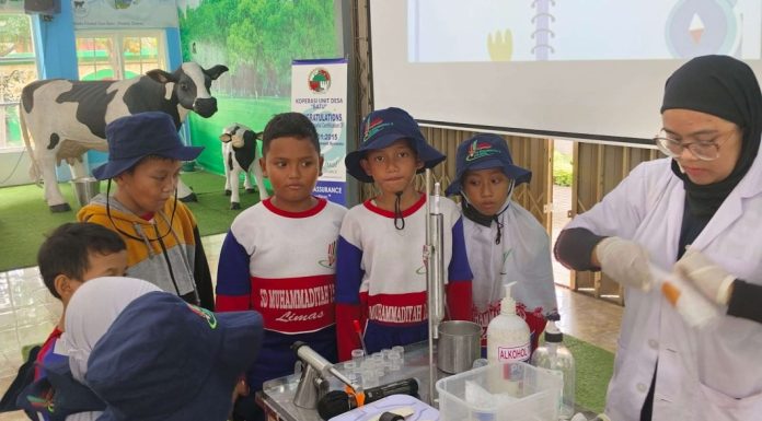Suasana peserta factory visit SD Muhammadiyah 15 Surabaya (SDM Limas) kelas 3 yang melihat proses pengolahan susu di Wisata Edukasi Susu Batu (WESB).