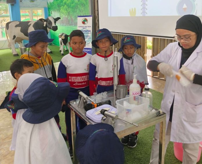 Suasana peserta factory visit SD Muhammadiyah 15 Surabaya (SDM Limas) kelas 3 yang melihat proses pengolahan susu di Wisata Edukasi Susu Batu (WESB).