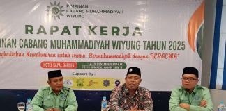 Ketua PDM Surabaya Dr H M. Ridlwan MPd (tengah) membuka Rakerpim PCM Wiyung di Hotel Kapal Garden Malang, 14-15 Desember 2024. (Ali/KLIKMU.CO)