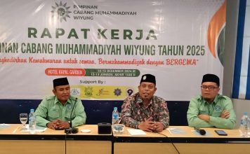 Ketua PDM Surabaya Dr H M. Ridlwan MPd (tengah) membuka Rakerpim PCM Wiyung di Hotel Kapal Garden Malang, 14-15 Desember 2024. (Ali/KLIKMU.CO)
