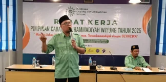 Ferry Yudi Antonius Saputro MPdI mengisi materi SWOT di Rakerpim PCM Wiyung Surabaya. foto: ali shodikin.