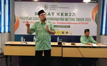 Ferry Yudi Antonius Saputro MPdI mengisi materi SWOT di Rakerpim PCM Wiyung Surabaya. foto: ali shodikin.