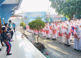 Serunya Senam Anak Indonesia Hebat berlangsung di Halaman Sekolah Inspiratif SD Muhammadiyah 15 Surabaya (SDM Limas). (Ali/KLIKMU.CO)