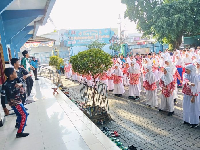 Serunya Senam Anak Indonesia Hebat berlangsung di Halaman Sekolah Inspiratif SD Muhammadiyah 15 Surabaya (SDM Limas). (Ali/KLIKMU.CO)