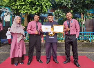 Kontributor dari Amal Usaha Muhammadiyah (AUM) SD Muhammadiyah 15 Surabaya (SDM Limas), Ali Shodiqin SAg MPdI raih penghargaan Kontributor Teraktif di Event Ngopi Bareng (Ngobar) Jilid 3 (Eko/PWMU.CO)