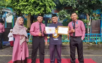 Kontributor dari Amal Usaha Muhammadiyah (AUM) SD Muhammadiyah 15 Surabaya (SDM Limas), Ali Shodiqin SAg MPdI raih penghargaan Kontributor Teraktif di Event Ngopi Bareng (Ngobar) Jilid 3 (Eko/PWMU.CO)