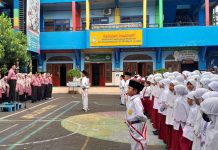 Suasana apel pagi ceria menyambut awal semester dua, amanat pembina disampaikan oleh Sholikin MPdI, kepala SD Muhammadiyah 15 Surabaya (SDM Limas).