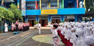 Suasana apel pagi ceria menyambut awal semester dua, amanat pembina disampaikan oleh Sholikin MPdI, kepala SD Muhammadiyah 15 Surabaya (SDM Limas).