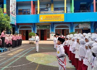 Suasana apel pagi ceria menyambut awal semester dua, amanat pembina disampaikan oleh Sholikin MPdI, kepala SD Muhammadiyah 15 Surabaya (SDM Limas).