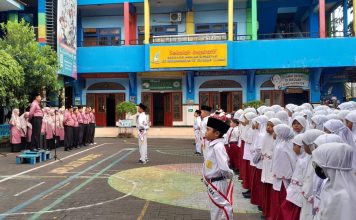 Suasana apel pagi ceria menyambut awal semester dua, amanat pembina disampaikan oleh Sholikin MPdI, kepala SD Muhammadiyah 15 Surabaya (SDM Limas).