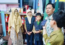 Wartawan Cilik (Warcil) Limas melakukan wawancara dengan Dosen Pembimbing KKL Prodi PGSD FKIP Unmuh Cirebon Dr Nurkholis MPdI dan Aliet Noorhayati Sutisno MPhil di Ruang Akreditasi SDM Limas. (Ali/KLIKMU.CO)