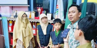 Wartawan Cilik (Warcil) Limas melakukan wawancara dengan Dosen Pembimbing KKL Prodi PGSD FKIP Unmuh Cirebon Dr Nurkholis MPdI dan Aliet Noorhayati Sutisno MPhil di Ruang Akreditasi SDM Limas. (Ali/KLIKMU.CO)