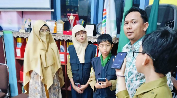 Wartawan Cilik (Warcil) Limas melakukan wawancara dengan Dosen Pembimbing KKL Prodi PGSD FKIP Unmuh Cirebon Dr Nurkholis MPdI dan Aliet Noorhayati Sutisno MPhil di Ruang Akreditasi SDM Limas. (Ali/KLIKMU.CO)