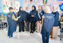 Wartawan Cilik (WarCil) SD Muhammadiyah 15 Surabaya (SDM Limas) Saat Meliput Kegiatan Penyuluhan Pubertas Bersama Mahasiswa Poltekkes Kemenkes Surabaya di SDM Limas.