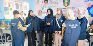 Wartawan Cilik (WarCil) SD Muhammadiyah 15 Surabaya (SDM Limas) Saat Meliput Kegiatan Penyuluhan Pubertas Bersama Mahasiswa Poltekkes Kemenkes Surabaya di SDM Limas.