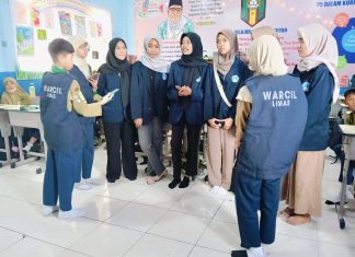 Wartawan Cilik (WarCil) SD Muhammadiyah 15 Surabaya (SDM Limas) Saat Meliput Kegiatan Penyuluhan Pubertas Bersama Mahasiswa Poltekkes Kemenkes Surabaya di SDM Limas.