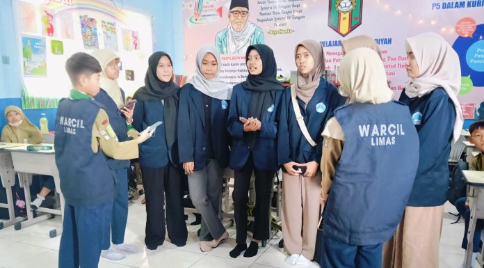 Wartawan Cilik (WarCil) SD Muhammadiyah 15 Surabaya (SDM Limas) Saat Meliput Kegiatan Penyuluhan Pubertas Bersama Mahasiswa Poltekkes Kemenkes Surabaya di SDM Limas.