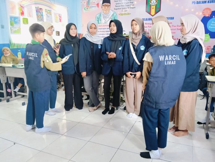 Wartawan Cilik (WarCil) SD Muhammadiyah 15 Surabaya (SDM Limas) Saat Meliput Kegiatan Penyuluhan Pubertas Bersama Mahasiswa Poltekkes Kemenkes Surabaya di SDM Limas.