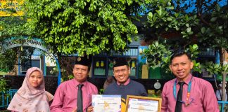 Apresiasi kontributor teraktif Amal Usaha Muhammadiyah (AUM) SD Muhammadiyah 15 Surabaya (SDM Limas) Ali Shodiqin SAg MPdI pada event Ngopi Bareng (NgoBar) Jilid 3 Klikmu.co. (Eko/KLIKMU.CO)