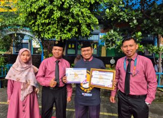 Apresiasi kontributor teraktif Amal Usaha Muhammadiyah (AUM) SD Muhammadiyah 15 Surabaya (SDM Limas) Ali Shodiqin SAg MPdI pada event Ngopi Bareng (NgoBar) Jilid 3 Klikmu.co. (Eko/KLIKMU.CO)
