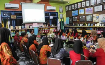 Mahasiswa KKL Prodi PGSD FKIP Universitas Muhammadiyah Cirebon dan Dosen Pembimbing Sharing Bersama Tim Manajemen SDM Limas.