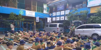 Suasana Kepanduan Hizbul Wathan (HW) SD Muhammadiyah 15 Surabaya (SDM Limas) Bikin Menara Kaki Tiga bersama Ramanda Dody Poernomo SPSI dan Yogi Prasetyo SPd di halaman Sekolah (Ali/PWMU.CO)