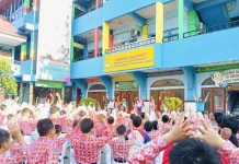 Semangat Senam Anak Indonesia Hebat di Halaman Sekolah Inspiratif SD Muhammadiyah 15 Surabaya (SDM Limas) (Ali/PWMU.CO)