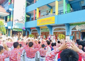 Semangat Senam Anak Indonesia Hebat di Halaman Sekolah Inspiratif SD Muhammadiyah 15 Surabaya (SDM Limas) (Ali/PWMU.CO)