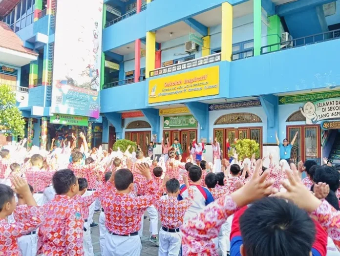 Semangat Senam Anak Indonesia Hebat di Halaman Sekolah Inspiratif SD Muhammadiyah 15 Surabaya (SDM Limas) (Ali/PWMU.CO)