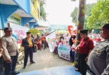 Kepala SD Muhammadiyah 15 Surabaya (SDM Limas), Sholikin MPdI bersama Wakasek Sinergi dan Babinkamtibmas Jajartunggal Polsek Wiyung Memberikan Komando Jalan Sehat Milad SDM ke-74 Limas (Ali/PWMU.CO)