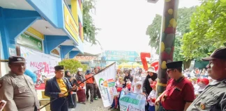 Kepala SD Muhammadiyah 15 Surabaya (SDM Limas), Sholikin MPdI bersama Wakasek Sinergi dan Babinkamtibmas Jajartunggal Polsek Wiyung Memberikan Komando Jalan Sehat Milad SDM ke-74 Limas (Ali/PWMU.CO)