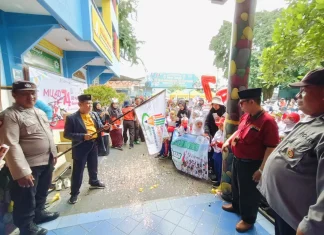 Kepala SD Muhammadiyah 15 Surabaya (SDM Limas), Sholikin MPdI bersama Wakasek Sinergi dan Babinkamtibmas Jajartunggal Polsek Wiyung Memberikan Komando Jalan Sehat Milad SDM ke-74 Limas (Ali/PWMU.CO)