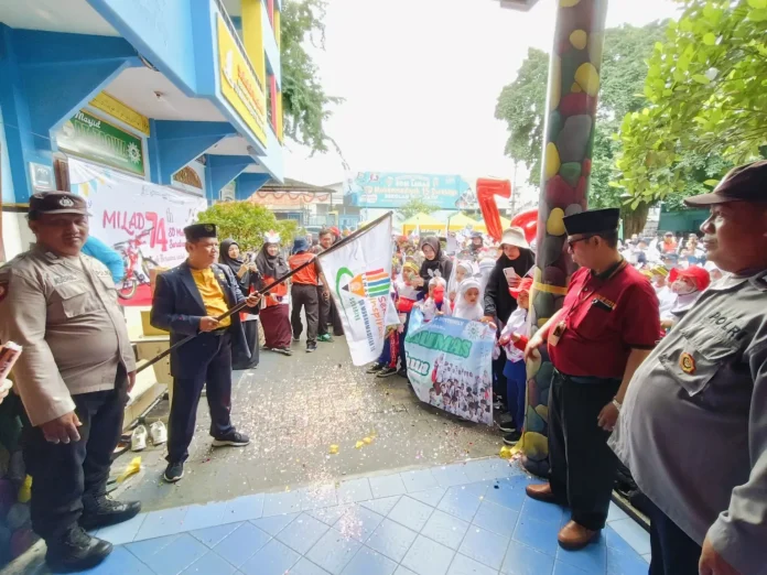 Kepala SD Muhammadiyah 15 Surabaya (SDM Limas), Sholikin MPdI bersama Wakasek Sinergi dan Babinkamtibmas Jajartunggal Polsek Wiyung Memberikan Komando Jalan Sehat Milad SDM ke-74 Limas (Ali/PWMU.CO)