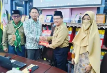 Kerja sama Universitas Muhammadiyah Cirebon dan SD Muhammadiyah 15 Surabaya Disaksikan Dosen Pembimbing dan Wakasek Sinergi di Ruang Akreditasi SDM Limas (Ali/PWMU.CO)