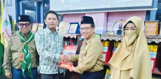 Kerja sama Universitas Muhammadiyah Cirebon dan SD Muhammadiyah 15 Surabaya Disaksikan Dosen Pembimbing dan Wakasek Sinergi di Ruang Akreditasi SDM Limas (Ali/PWMU.CO)